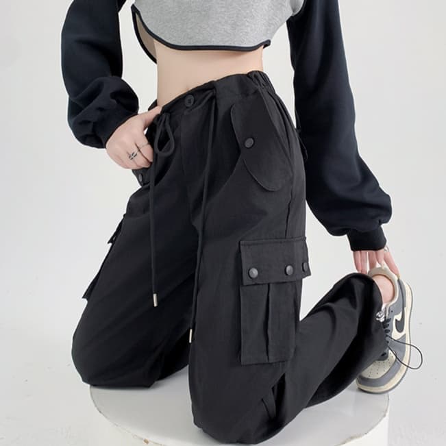 ワークパンツ ゆったりシルエット 機能的カーゴパンツ