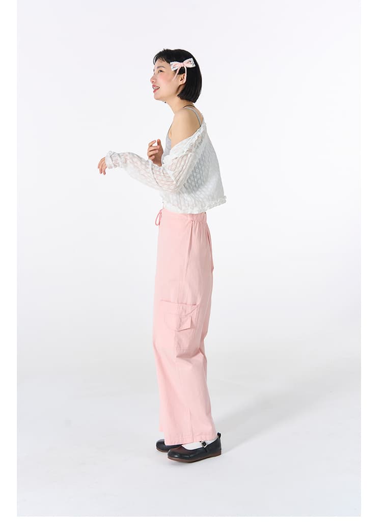ゆったりシルエットのカーゴワークパンツ