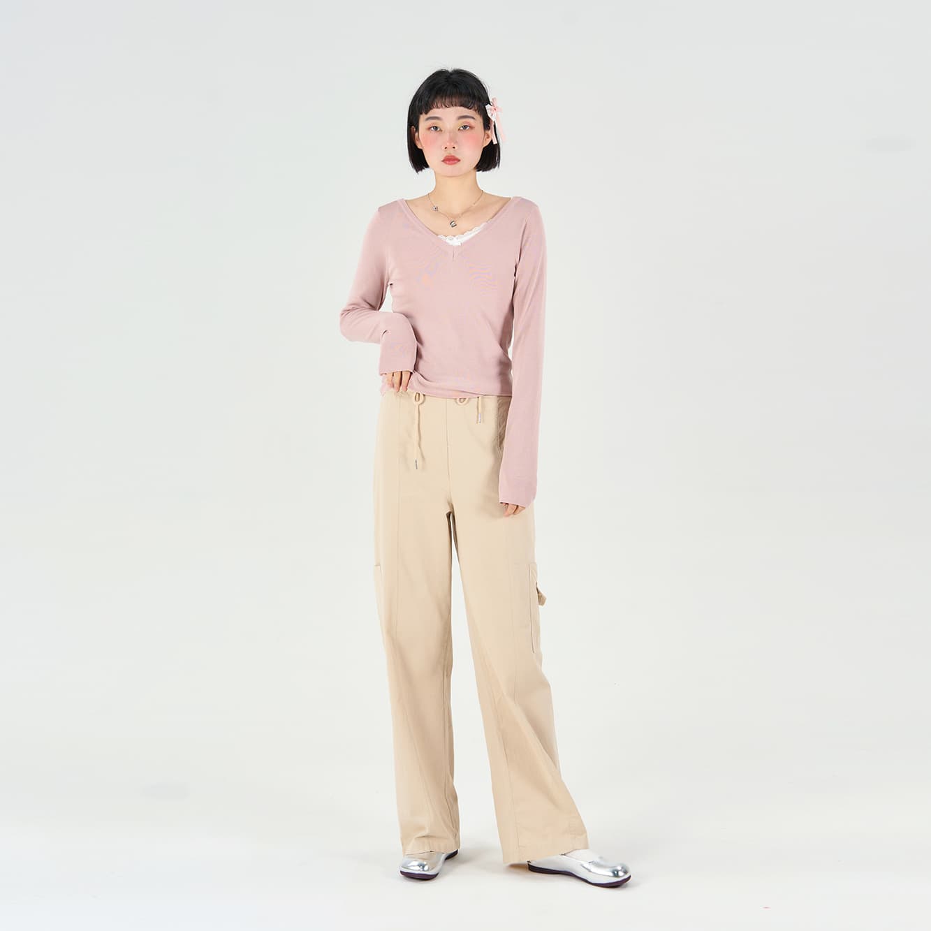 ゆったりシルエットのカーゴワークパンツ