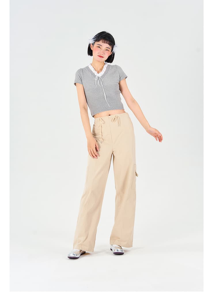 ゆったりシルエットのカーゴワークパンツ